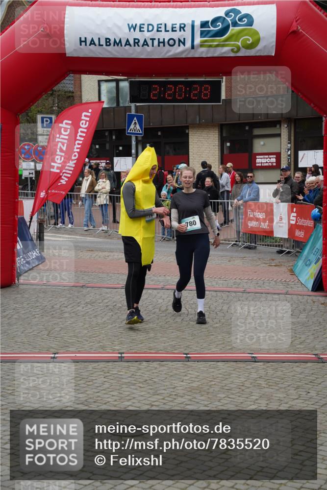 04.05.2025 - 8. Wedeler Halbmarathon Felixshl http://msf.ph/oto/7835520 04.05.2025 12:20:26 Ziel 677, 780, 781 meine-sportfotos.de