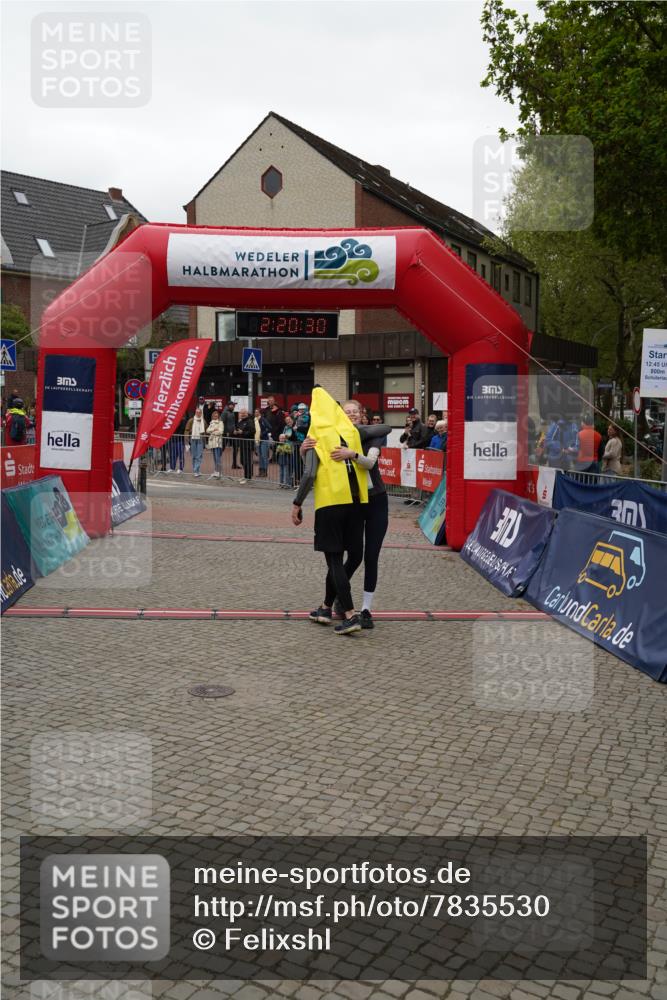 04.05.2025 - 8. Wedeler Halbmarathon Felixshl http://msf.ph/oto/7835530 04.05.2025 12:20:28 Ziel 780, 781 meine-sportfotos.de