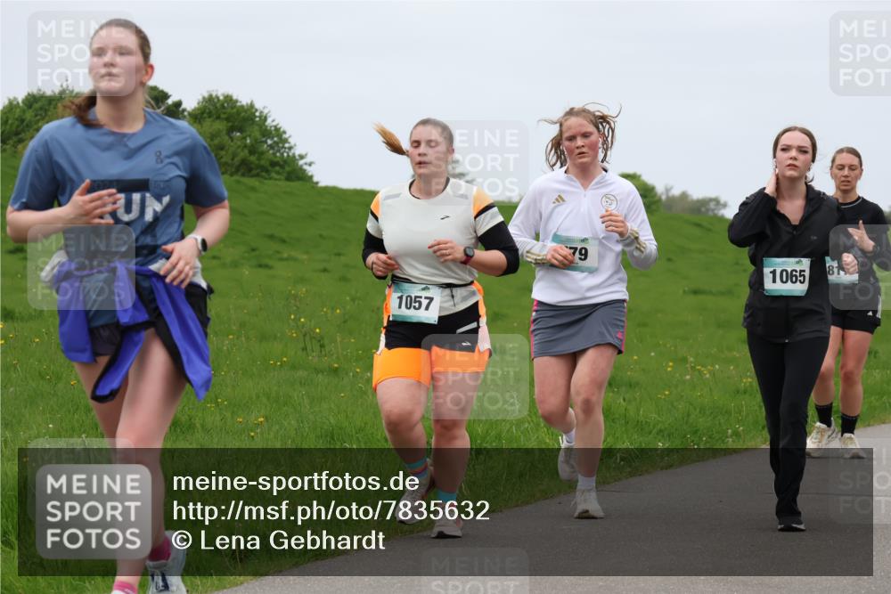 04.05.2025 - 8. Wedeler Halbmarathon Lena Gebhardt http://msf.ph/oto/7835632 04.05.2025 11:28:20 Laufen 1057, 79, 1065, 81 meine-sportfotos.de