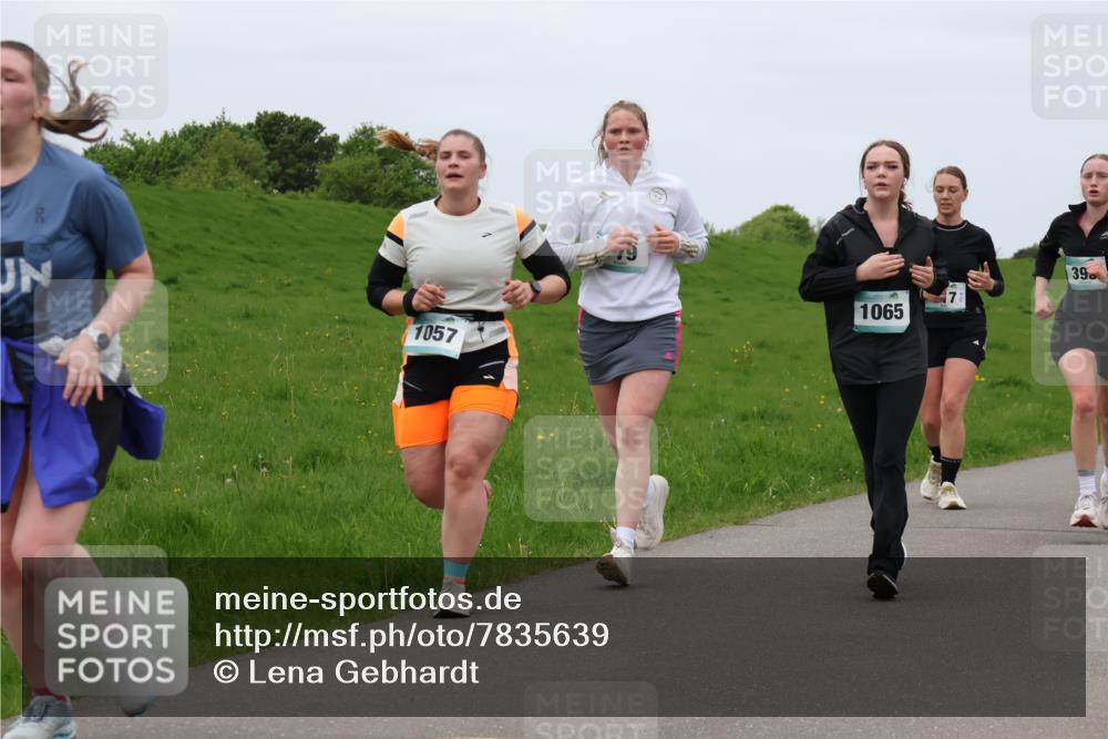 04.05.2025 - 8. Wedeler Halbmarathon Lena Gebhardt http://msf.ph/oto/7835639 04.05.2025 11:28:20 Laufen 39, 1065, 1057 meine-sportfotos.de