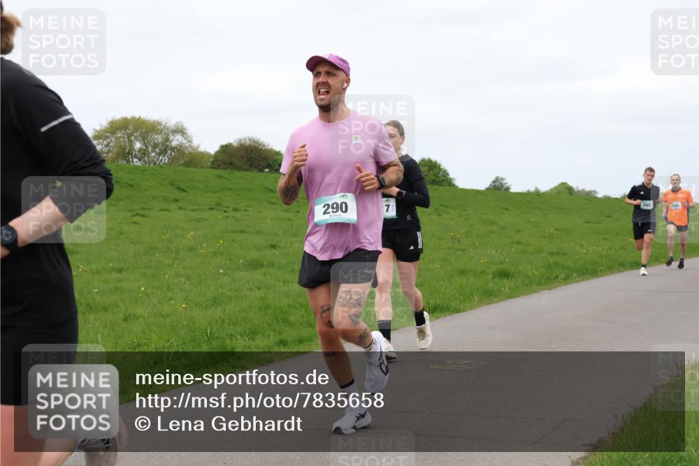04.05.2025 - 8. Wedeler Halbmarathon Lena Gebhardt http://msf.ph/oto/7835658 04.05.2025 11:28:24 Laufen 290, 17, 265, 949 meine-sportfotos.de