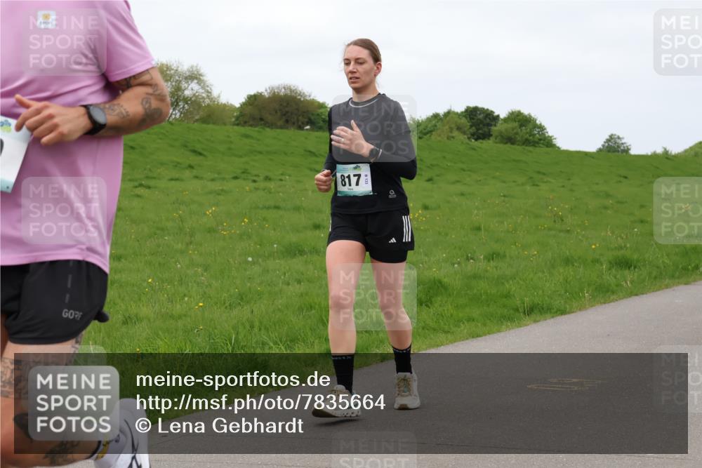 04.05.2025 - 8. Wedeler Halbmarathon Lena Gebhardt http://msf.ph/oto/7835664 04.05.2025 11:28:25 Laufen 817 meine-sportfotos.de