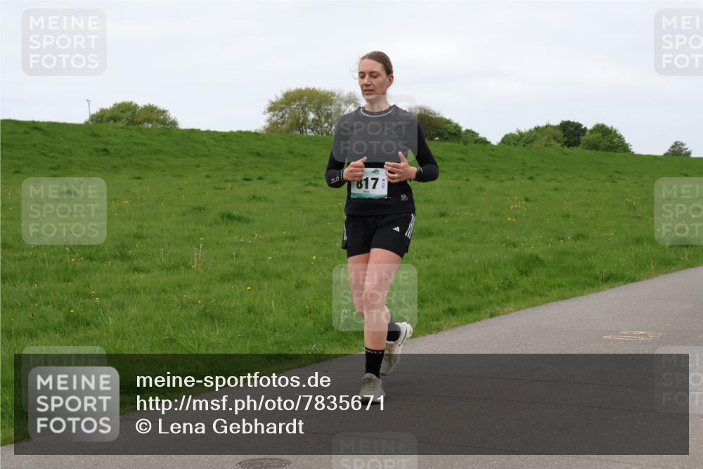 04.05.2025 - 8. Wedeler Halbmarathon Lena Gebhardt http://msf.ph/oto/7835671 04.05.2025 11:28:25 Laufen 817 meine-sportfotos.de