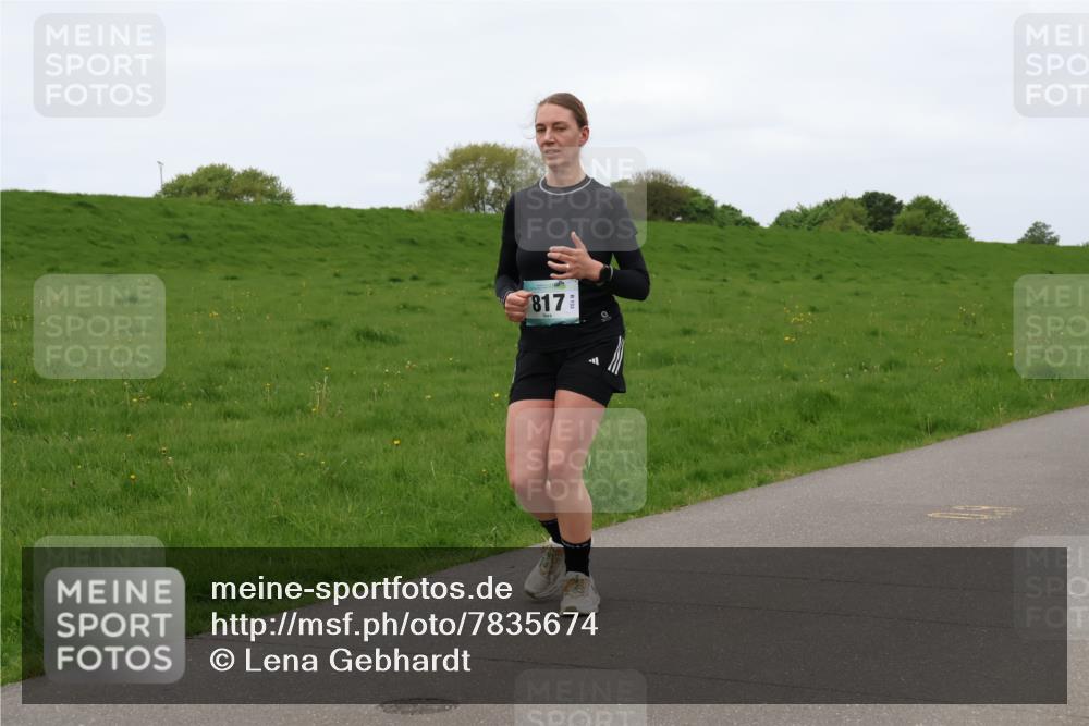 04.05.2025 - 8. Wedeler Halbmarathon Lena Gebhardt http://msf.ph/oto/7835674 04.05.2025 11:28:25 Laufen 817 meine-sportfotos.de
