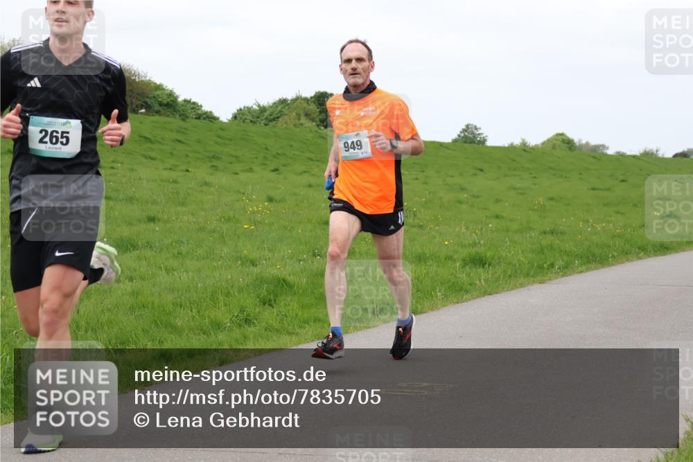 04.05.2025 - 8. Wedeler Halbmarathon Lena Gebhardt http://msf.ph/oto/7835705 04.05.2025 11:28:28 Laufen 265, 949, 13 meine-sportfotos.de