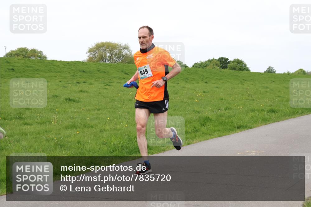 04.05.2025 - 8. Wedeler Halbmarathon Lena Gebhardt http://msf.ph/oto/7835720 04.05.2025 11:28:29 Laufen 949, 13 meine-sportfotos.de