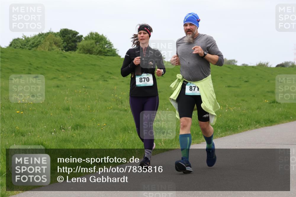 04.05.2025 - 8. Wedeler Halbmarathon Lena Gebhardt http://msf.ph/oto/7835816 04.05.2025 11:29:10 Laufen 870, 871 meine-sportfotos.de