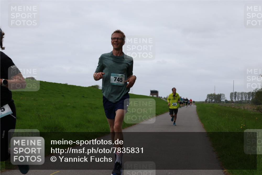 04.05.2025 - 8. Wedeler Halbmarathon Yannick Fuchs http://msf.ph/oto/7835831 04.05.2025 11:23:33 Laufen 5, 745 meine-sportfotos.de
