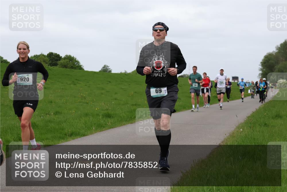 04.05.2025 - 8. Wedeler Halbmarathon Lena Gebhardt http://msf.ph/oto/7835852 04.05.2025 11:29:16 Laufen 920, 69, 199 meine-sportfotos.de