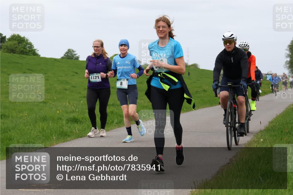 04.05.2025 - 8. Wedeler Halbmarathon Lena Gebhardt http://msf.ph/oto/7835941 04.05.2025 11:29:28 Laufen 1171, 135, 8, 10 meine-sportfotos.de