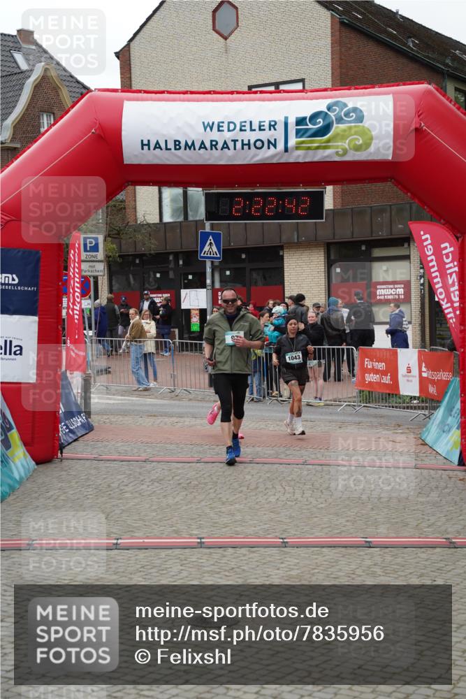04.05.2025 - 8. Wedeler Halbmarathon Felixshl http://msf.ph/oto/7835956 04.05.2025 12:22:40 Ziel 97, 1042, 1043 meine-sportfotos.de