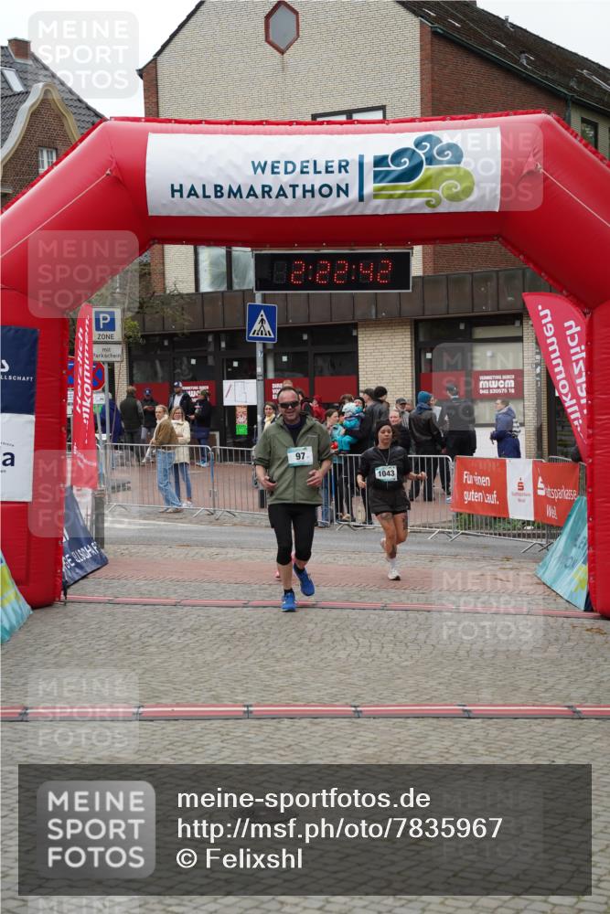 04.05.2025 - 8. Wedeler Halbmarathon Felixshl http://msf.ph/oto/7835967 04.05.2025 12:22:40 Ziel 97, 1042, 1043 meine-sportfotos.de