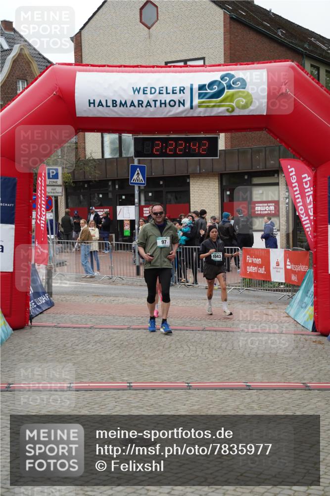 04.05.2025 - 8. Wedeler Halbmarathon Felixshl http://msf.ph/oto/7835977 04.05.2025 12:22:40 Ziel 97, 1042, 1043 meine-sportfotos.de