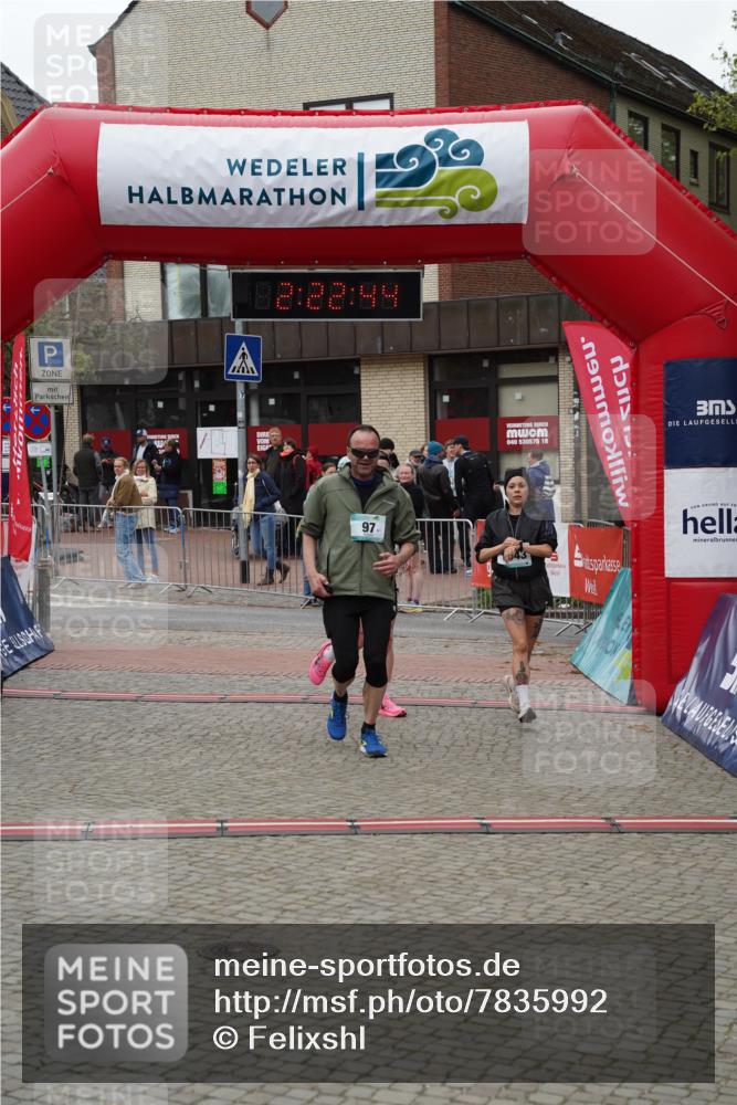 04.05.2025 - 8. Wedeler Halbmarathon Felixshl http://msf.ph/oto/7835992 04.05.2025 12:22:41 Ziel 97, 1042, 1043 meine-sportfotos.de