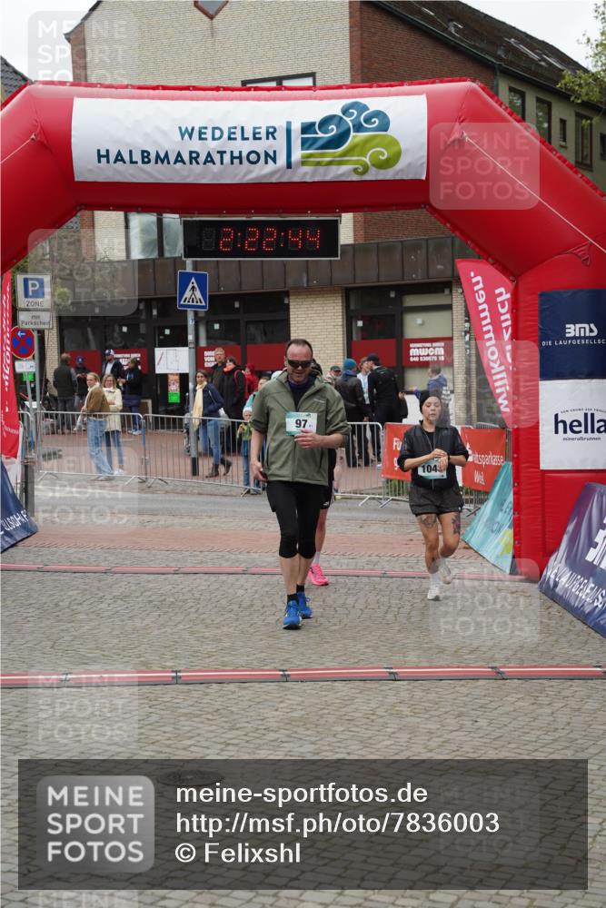 04.05.2025 - 8. Wedeler Halbmarathon Felixshl http://msf.ph/oto/7836003 04.05.2025 12:22:42 Ziel 97, 1042, 1043 meine-sportfotos.de