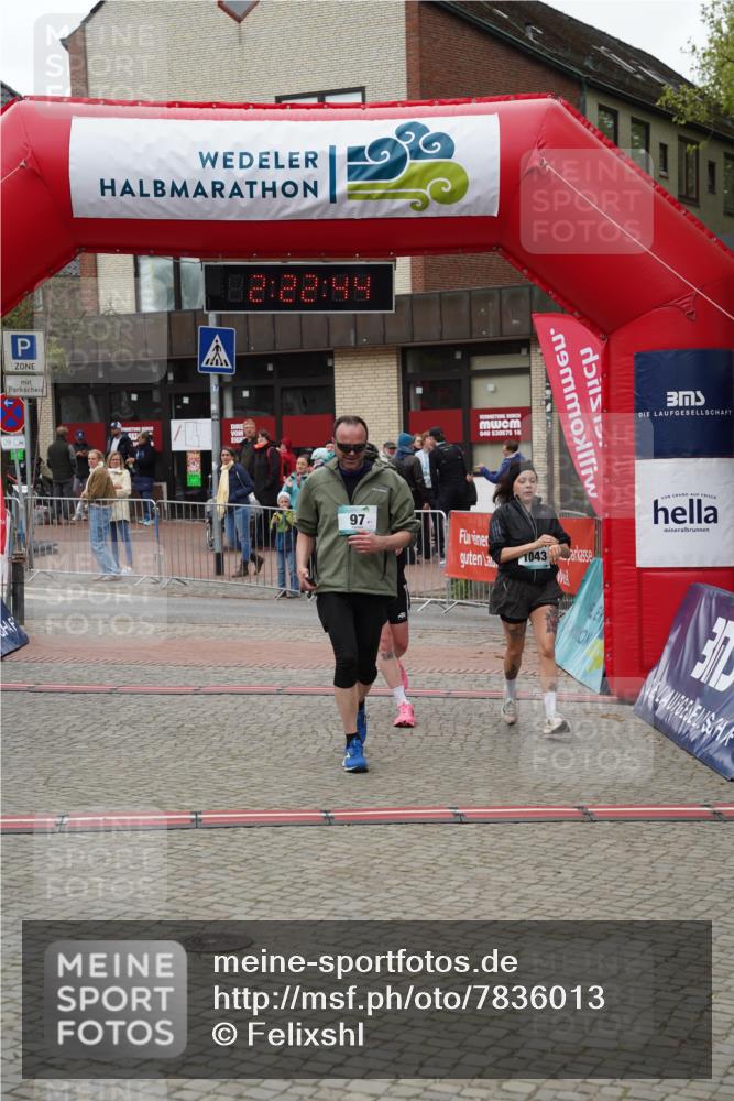 04.05.2025 - 8. Wedeler Halbmarathon Felixshl http://msf.ph/oto/7836013 04.05.2025 12:22:42 Ziel 97, 1042, 1043 meine-sportfotos.de
