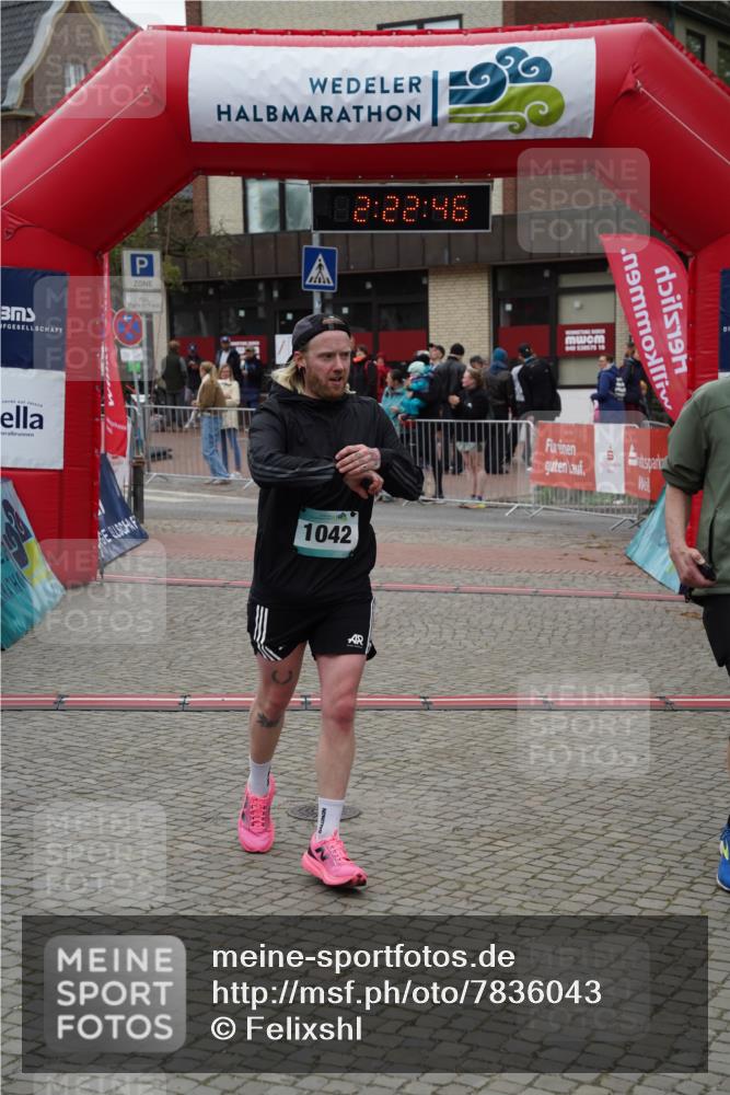 04.05.2025 - 8. Wedeler Halbmarathon Felixshl http://msf.ph/oto/7836043 04.05.2025 12:22:44 Ziel 97, 1042, 1043 meine-sportfotos.de