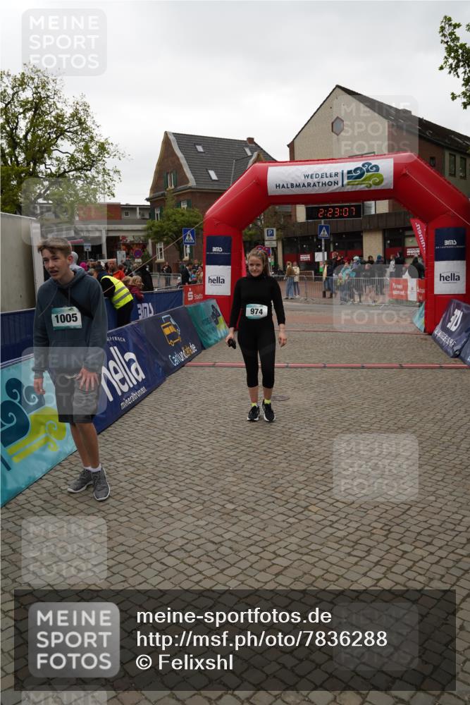 04.05.2025 - 8. Wedeler Halbmarathon Felixshl http://msf.ph/oto/7836288 04.05.2025 12:23:05 Ziel 683, 974, 1005 meine-sportfotos.de