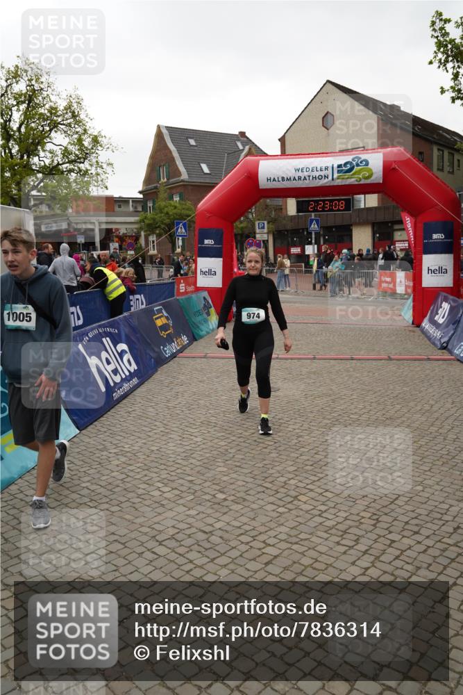 04.05.2025 - 8. Wedeler Halbmarathon Felixshl http://msf.ph/oto/7836314 04.05.2025 12:23:05 Ziel 683, 974, 1005 meine-sportfotos.de