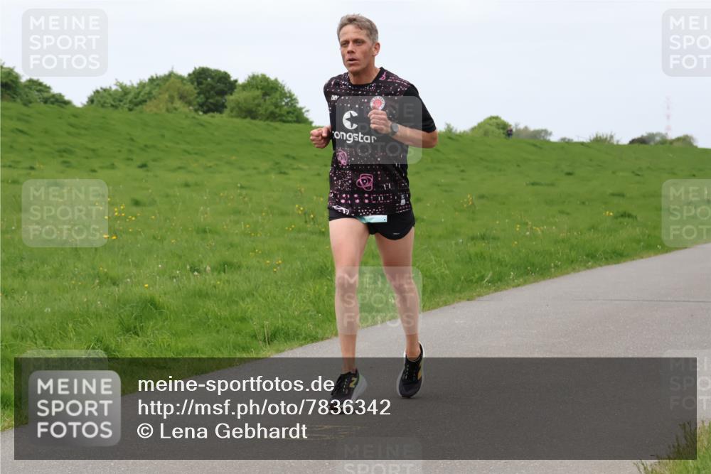04.05.2025 - 8. Wedeler Halbmarathon Lena Gebhardt http://msf.ph/oto/7836342 04.05.2025 11:30:31 Laufen  meine-sportfotos.de