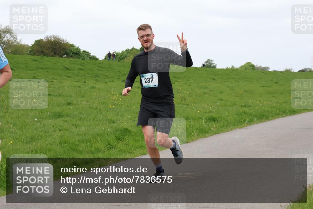 04.05.2025 - 8. Wedeler Halbmarathon Lena Gebhardt http://msf.ph/oto/7836575 04.05.2025 11:31:20 Laufen 237 meine-sportfotos.de