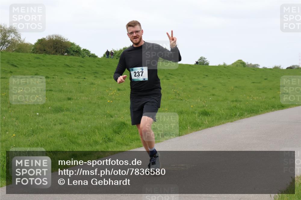 04.05.2025 - 8. Wedeler Halbmarathon Lena Gebhardt http://msf.ph/oto/7836580 04.05.2025 11:31:20 Laufen 237 meine-sportfotos.de