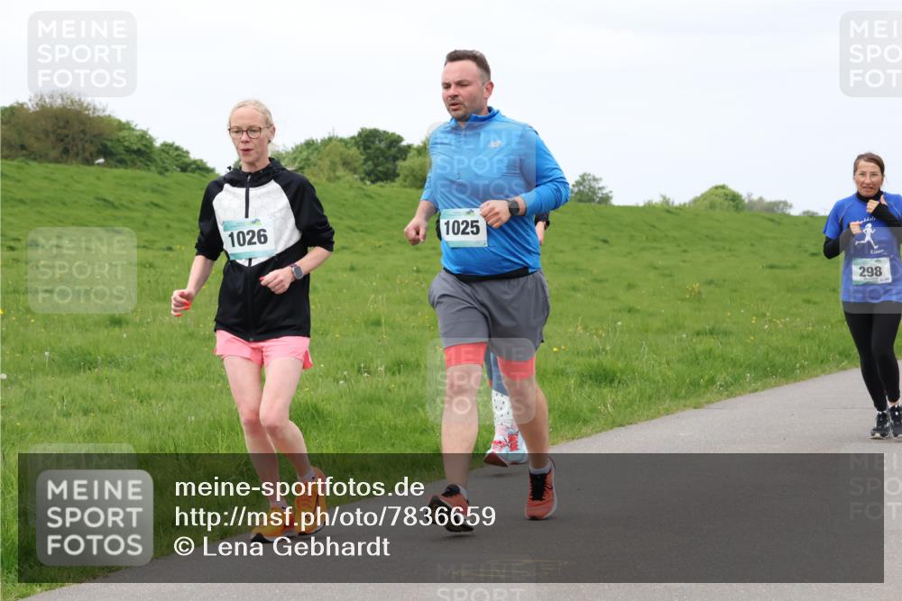 04.05.2025 - 8. Wedeler Halbmarathon Lena Gebhardt http://msf.ph/oto/7836659 04.05.2025 11:31:40 Laufen 1026, 1025, 298 meine-sportfotos.de