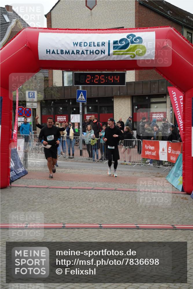 04.05.2025 - 8. Wedeler Halbmarathon Felixshl http://msf.ph/oto/7836698 04.05.2025 12:25:42 Ziel 41, 129, 133, 938 meine-sportfotos.de