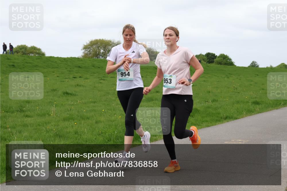 04.05.2025 - 8. Wedeler Halbmarathon Lena Gebhardt http://msf.ph/oto/7836858 04.05.2025 11:32:01 Laufen 954, 953 meine-sportfotos.de