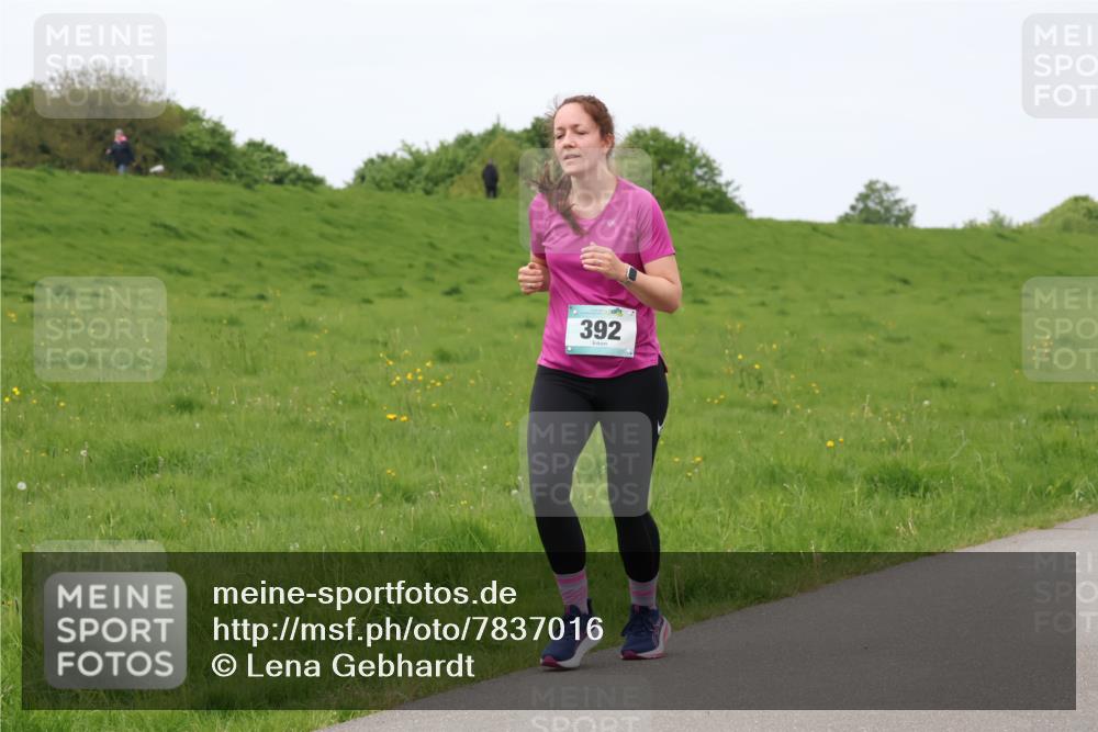 04.05.2025 - 8. Wedeler Halbmarathon Lena Gebhardt http://msf.ph/oto/7837016 04.05.2025 11:32:32 Laufen 392 meine-sportfotos.de