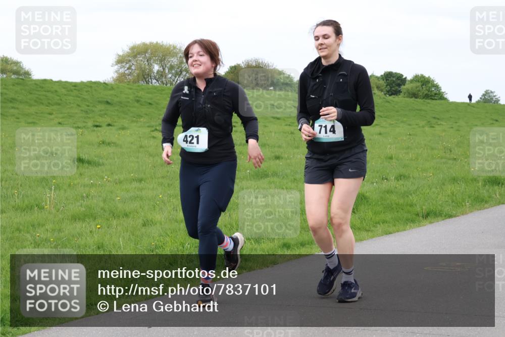 04.05.2025 - 8. Wedeler Halbmarathon Lena Gebhardt http://msf.ph/oto/7837101 04.05.2025 11:33:06 Laufen 421, 714 meine-sportfotos.de
