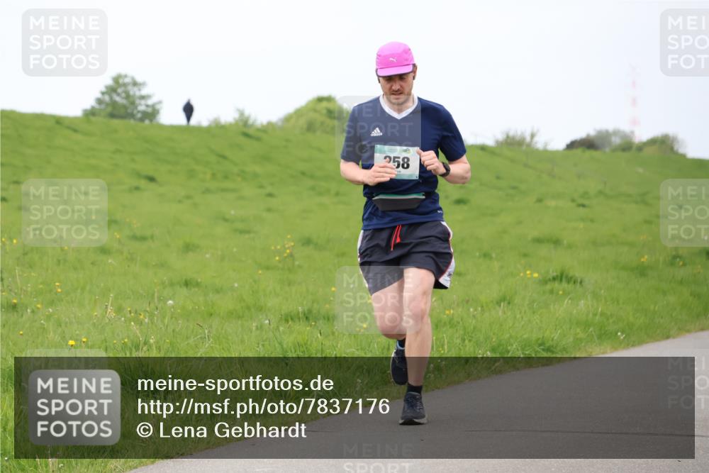 04.05.2025 - 8. Wedeler Halbmarathon Lena Gebhardt http://msf.ph/oto/7837176 04.05.2025 11:33:25 Laufen 258 meine-sportfotos.de