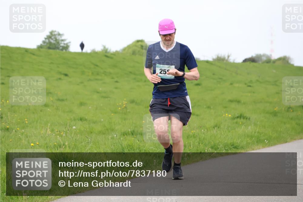 04.05.2025 - 8. Wedeler Halbmarathon Lena Gebhardt http://msf.ph/oto/7837180 04.05.2025 11:33:25 Laufen 255 meine-sportfotos.de