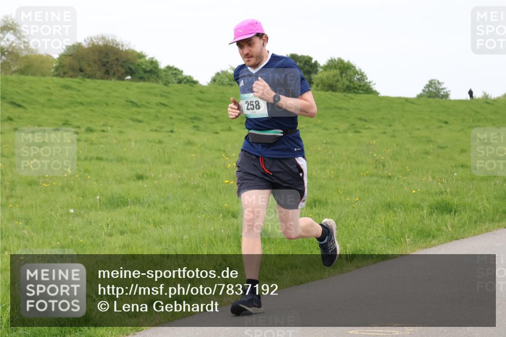 04.05.2025 - 8. Wedeler Halbmarathon Lena Gebhardt http://msf.ph/oto/7837192 04.05.2025 11:33:27 Laufen 258 meine-sportfotos.de