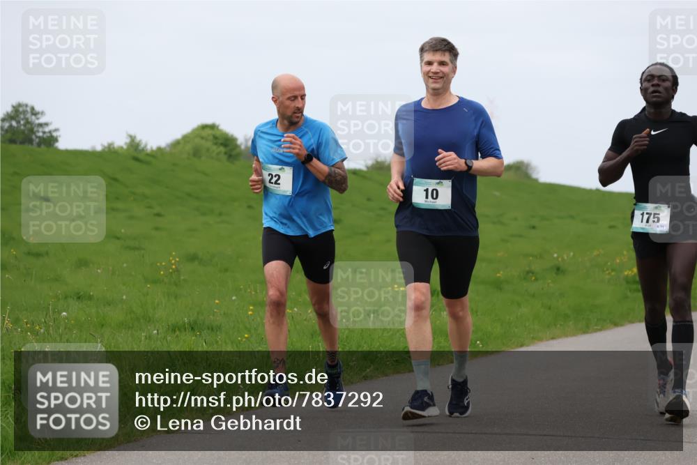04.05.2025 - 8. Wedeler Halbmarathon Lena Gebhardt http://msf.ph/oto/7837292 04.05.2025 11:34:02 Laufen 22, 10, 175, 71 meine-sportfotos.de