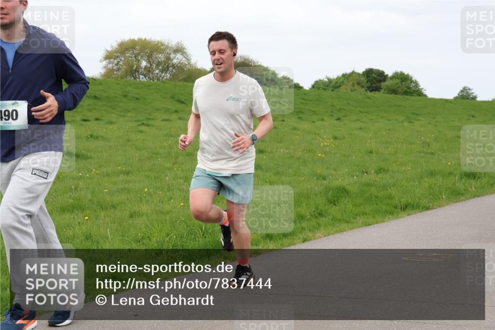 04.05.2025 - 8. Wedeler Halbmarathon Lena Gebhardt http://msf.ph/oto/7837444 04.05.2025 11:34:21 Laufen 490 meine-sportfotos.de