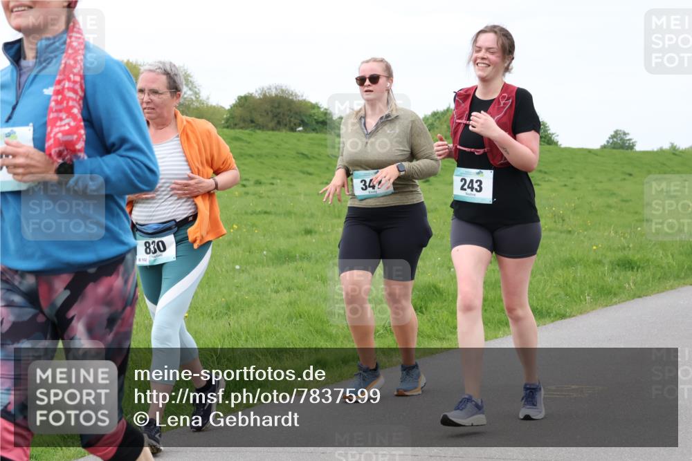 04.05.2025 - 8. Wedeler Halbmarathon Lena Gebhardt http://msf.ph/oto/7837599 04.05.2025 11:34:48 Laufen 830, 8102, 34, 243 meine-sportfotos.de