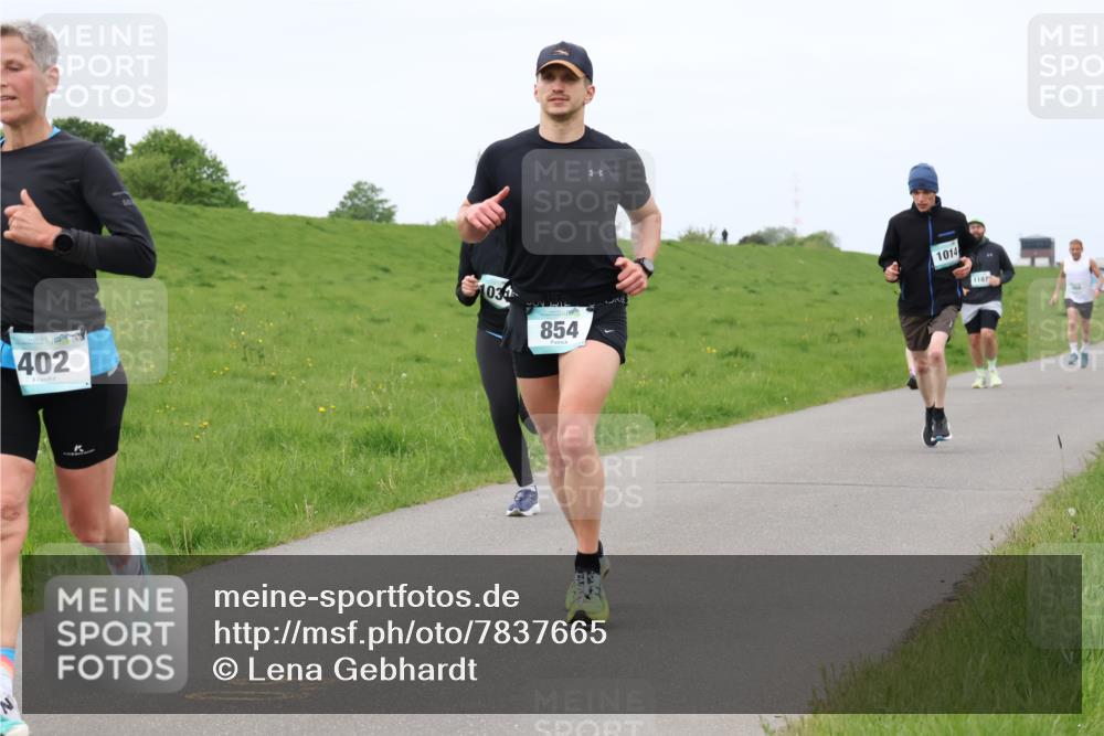 04.05.2025 - 8. Wedeler Halbmarathon Lena Gebhardt http://msf.ph/oto/7837665 04.05.2025 11:34:53 Laufen 402, 031, 854, 1014, 1187 meine-sportfotos.de