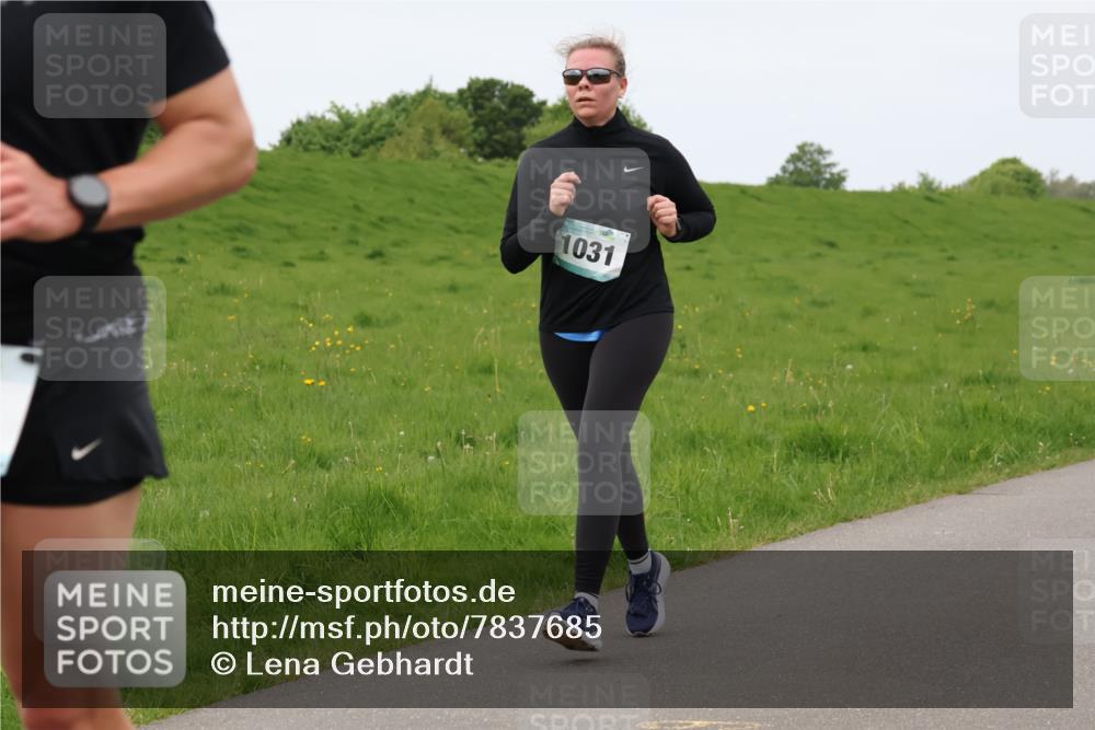 04.05.2025 - 8. Wedeler Halbmarathon Lena Gebhardt http://msf.ph/oto/7837685 04.05.2025 11:34:55 Laufen 1031 meine-sportfotos.de