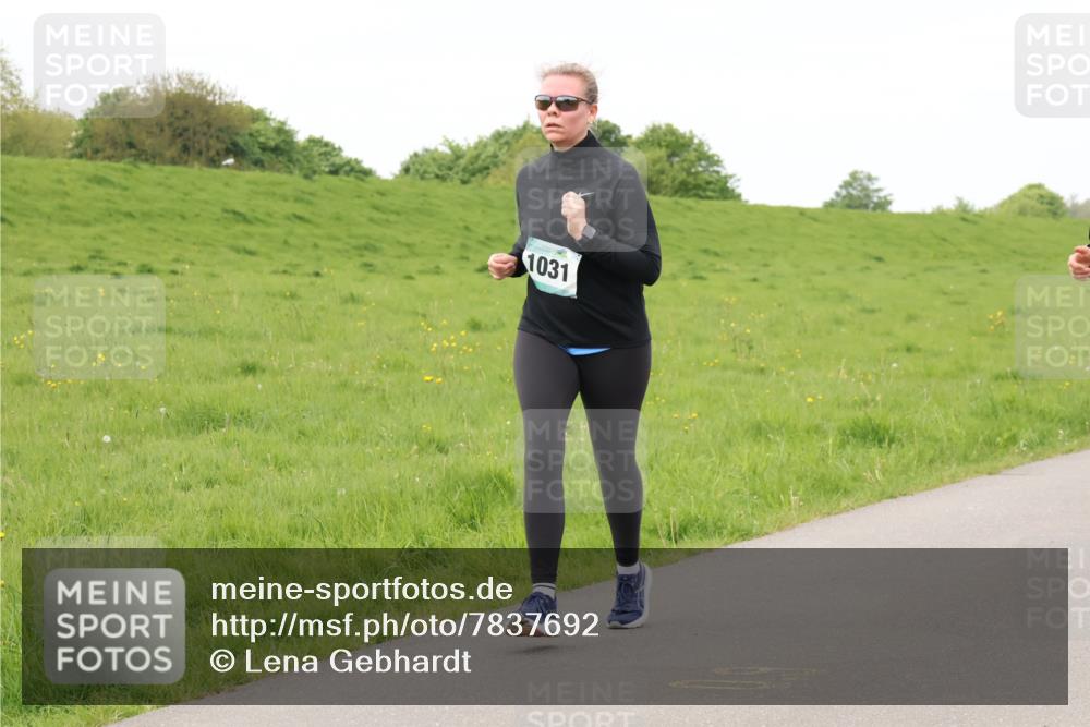 04.05.2025 - 8. Wedeler Halbmarathon Lena Gebhardt http://msf.ph/oto/7837692 04.05.2025 11:34:55 Laufen 1031 meine-sportfotos.de