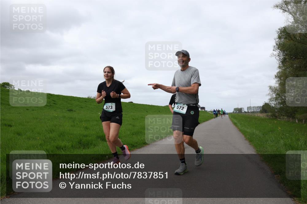 04.05.2025 - 8. Wedeler Halbmarathon Yannick Fuchs http://msf.ph/oto/7837851 04.05.2025 11:46:27 Laufen 572, 573 meine-sportfotos.de