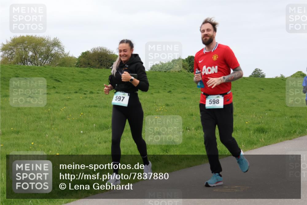 04.05.2025 - 8. Wedeler Halbmarathon Lena Gebhardt http://msf.ph/oto/7837880 04.05.2025 11:35:44 Laufen 597, 598 meine-sportfotos.de
