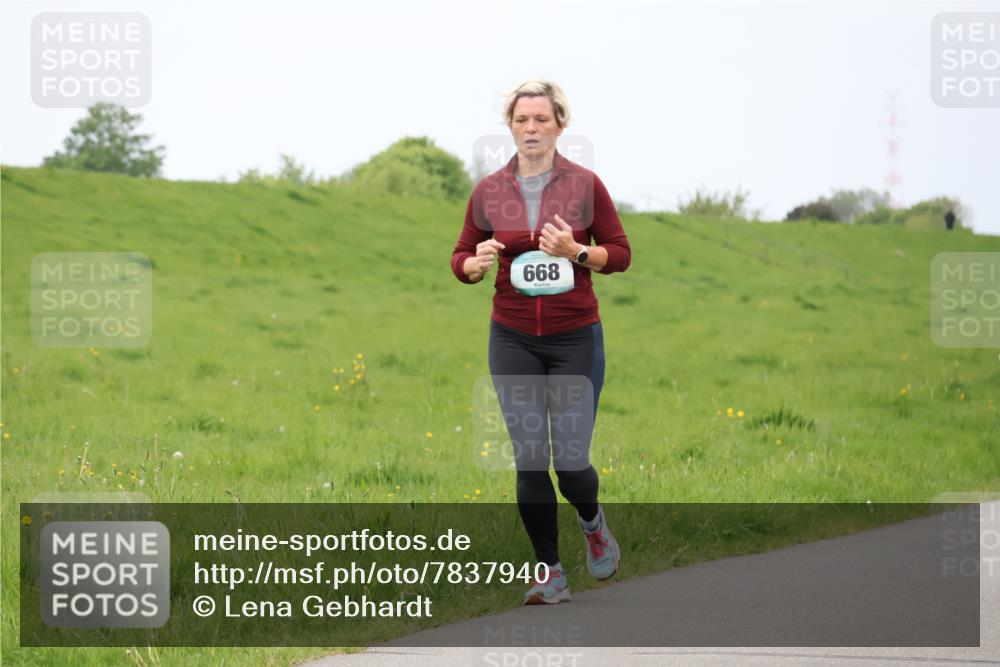 04.05.2025 - 8. Wedeler Halbmarathon Lena Gebhardt http://msf.ph/oto/7837940 04.05.2025 11:35:53 Laufen 668 meine-sportfotos.de