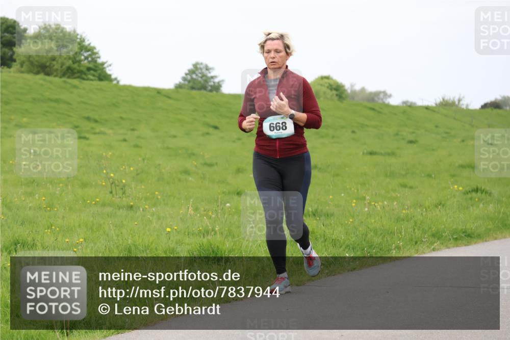 04.05.2025 - 8. Wedeler Halbmarathon Lena Gebhardt http://msf.ph/oto/7837944 04.05.2025 11:35:54 Laufen 899 meine-sportfotos.de