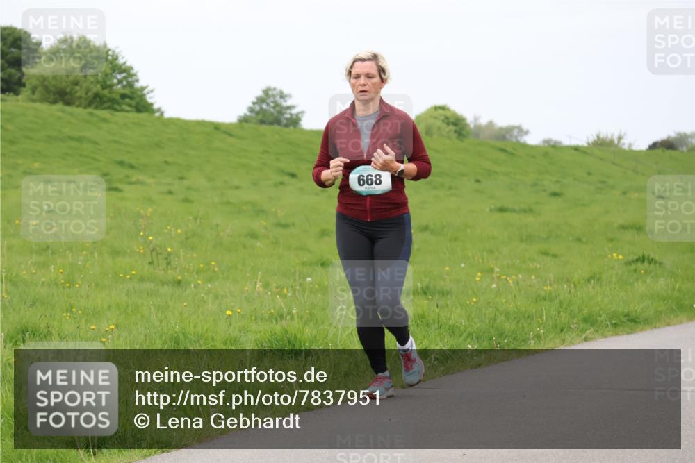 04.05.2025 - 8. Wedeler Halbmarathon Lena Gebhardt http://msf.ph/oto/7837951 04.05.2025 11:35:54 Laufen 668 meine-sportfotos.de