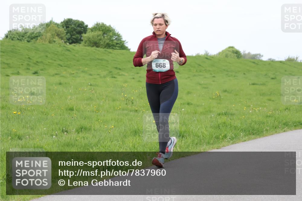 04.05.2025 - 8. Wedeler Halbmarathon Lena Gebhardt http://msf.ph/oto/7837960 04.05.2025 11:35:55 Laufen 668 meine-sportfotos.de