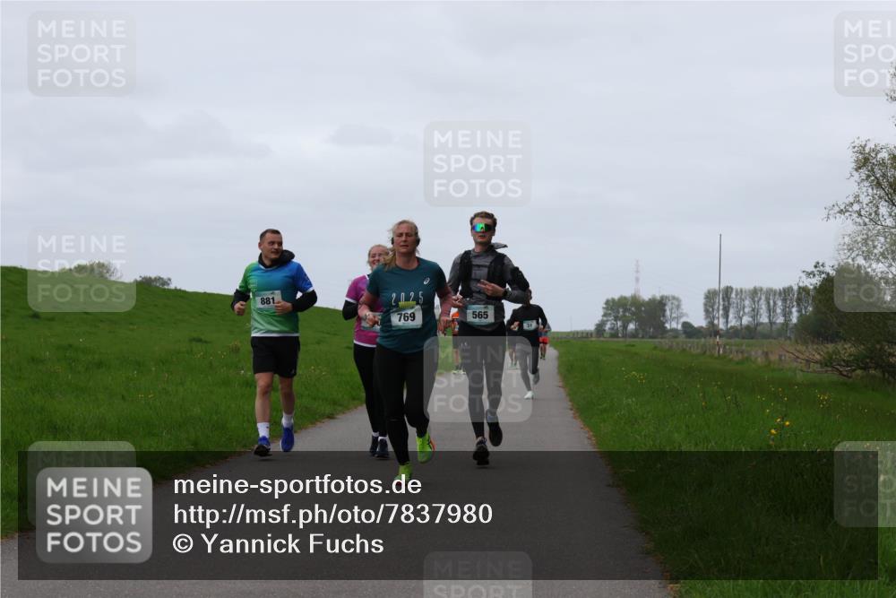 04.05.2025 - 8. Wedeler Halbmarathon Yannick Fuchs http://msf.ph/oto/7837980 04.05.2025 11:25:05 Laufen 881, 769, 565, 11 meine-sportfotos.de