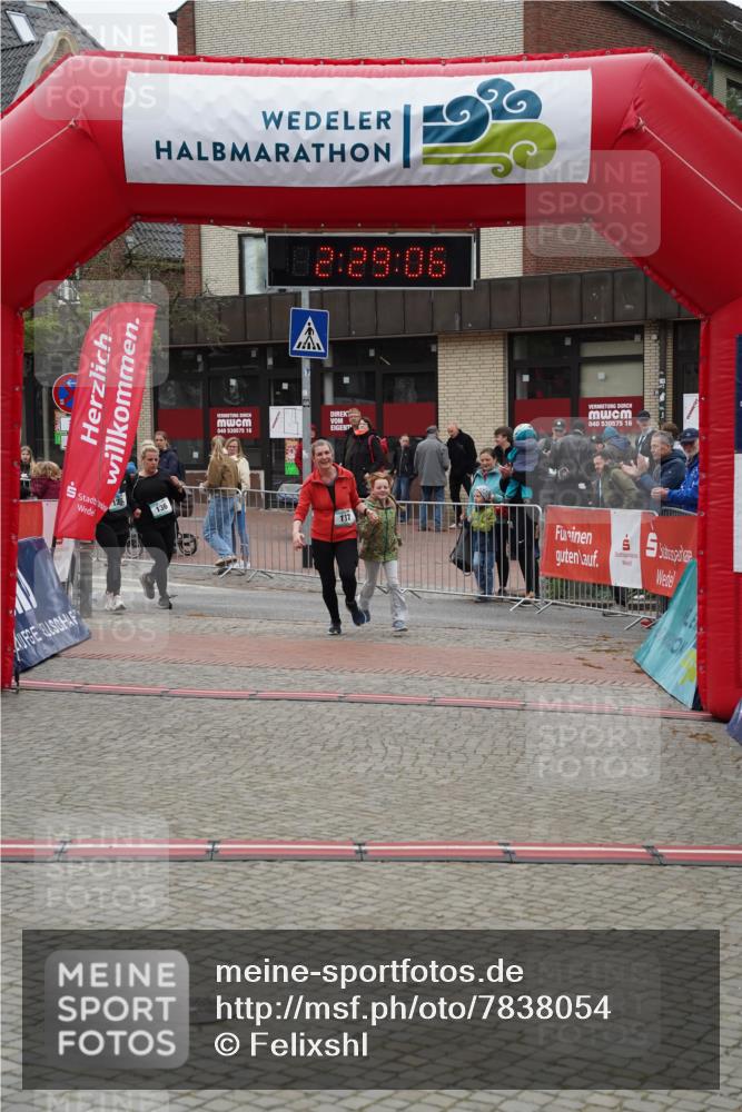 04.05.2025 - 8. Wedeler Halbmarathon Felixshl http://msf.ph/oto/7838054 04.05.2025 12:29:04 Ziel 136, 137 meine-sportfotos.de