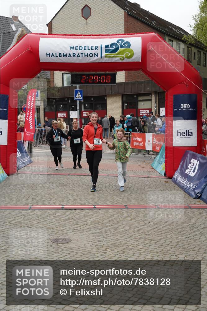 04.05.2025 - 8. Wedeler Halbmarathon Felixshl http://msf.ph/oto/7838128 04.05.2025 12:29:06 Ziel 136, 137 meine-sportfotos.de