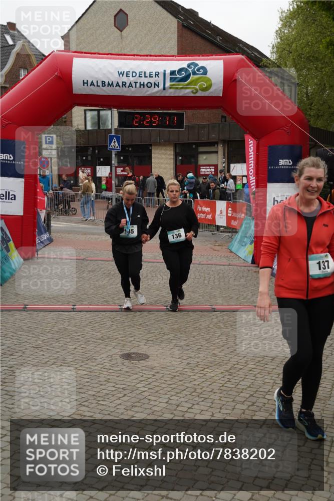 04.05.2025 - 8. Wedeler Halbmarathon Felixshl http://msf.ph/oto/7838202 04.05.2025 12:29:09 Ziel 136, 137 meine-sportfotos.de